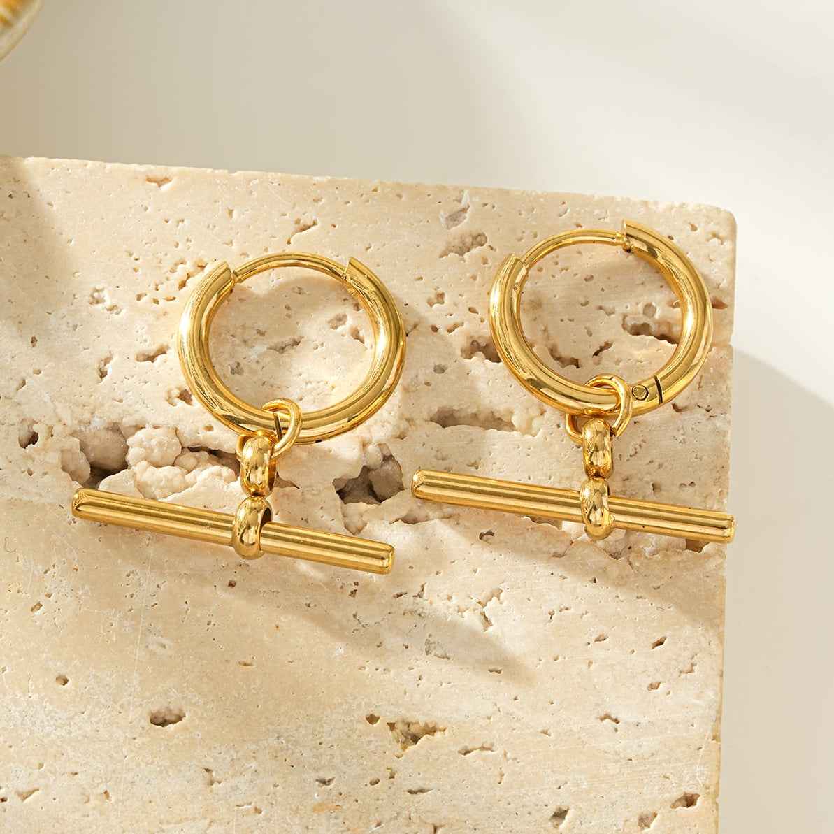 JUNIPER Gold: Hoop Earrings with Dangling T-Bar Charm