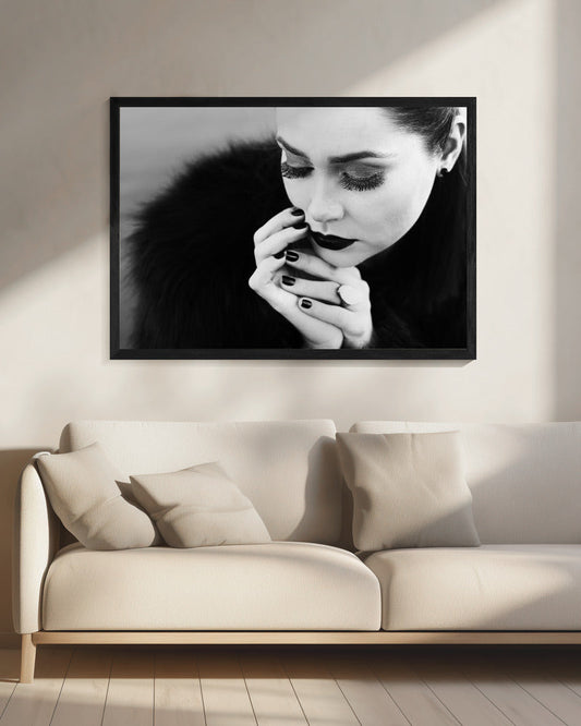 Wandbild zwischen Fingern