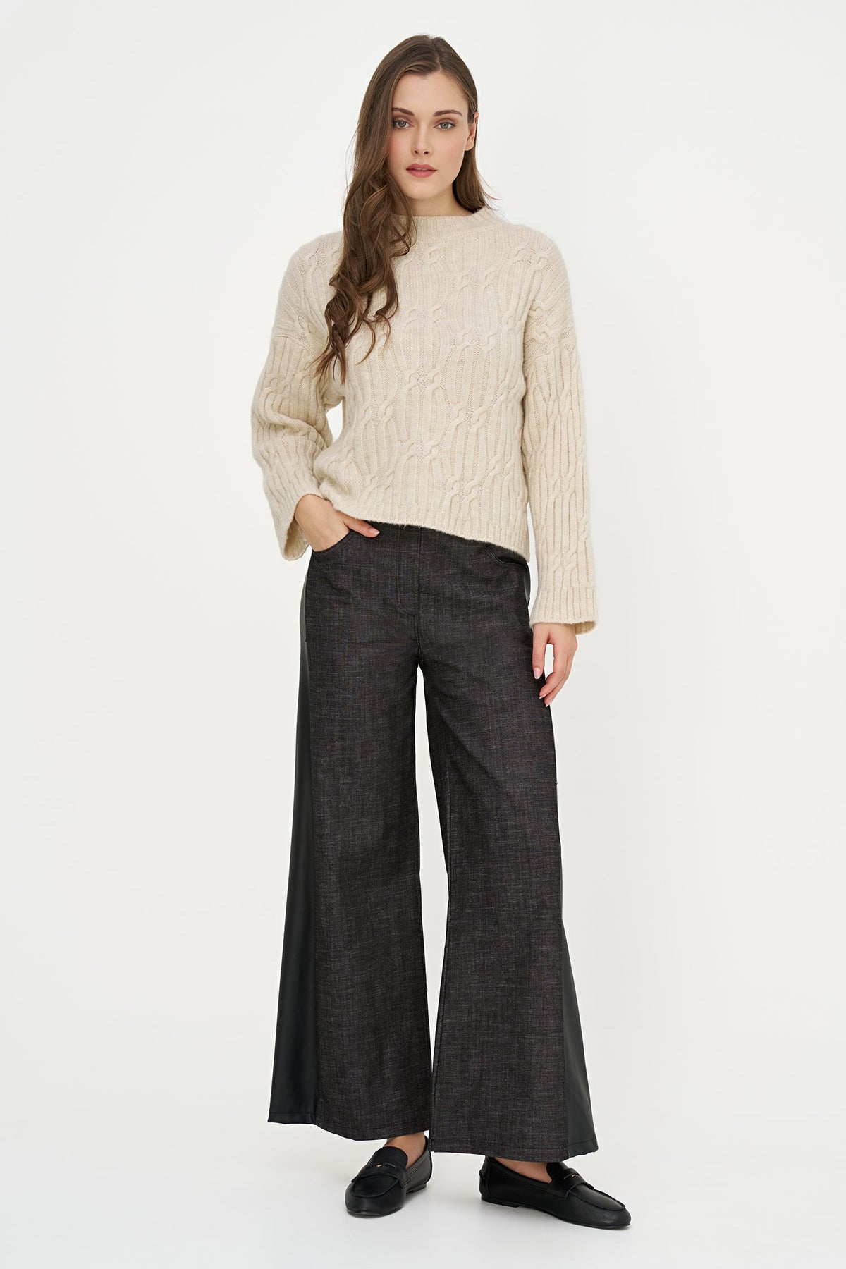 Women's Cable-Knit Crew-Neck Sweater with Long Sleeves