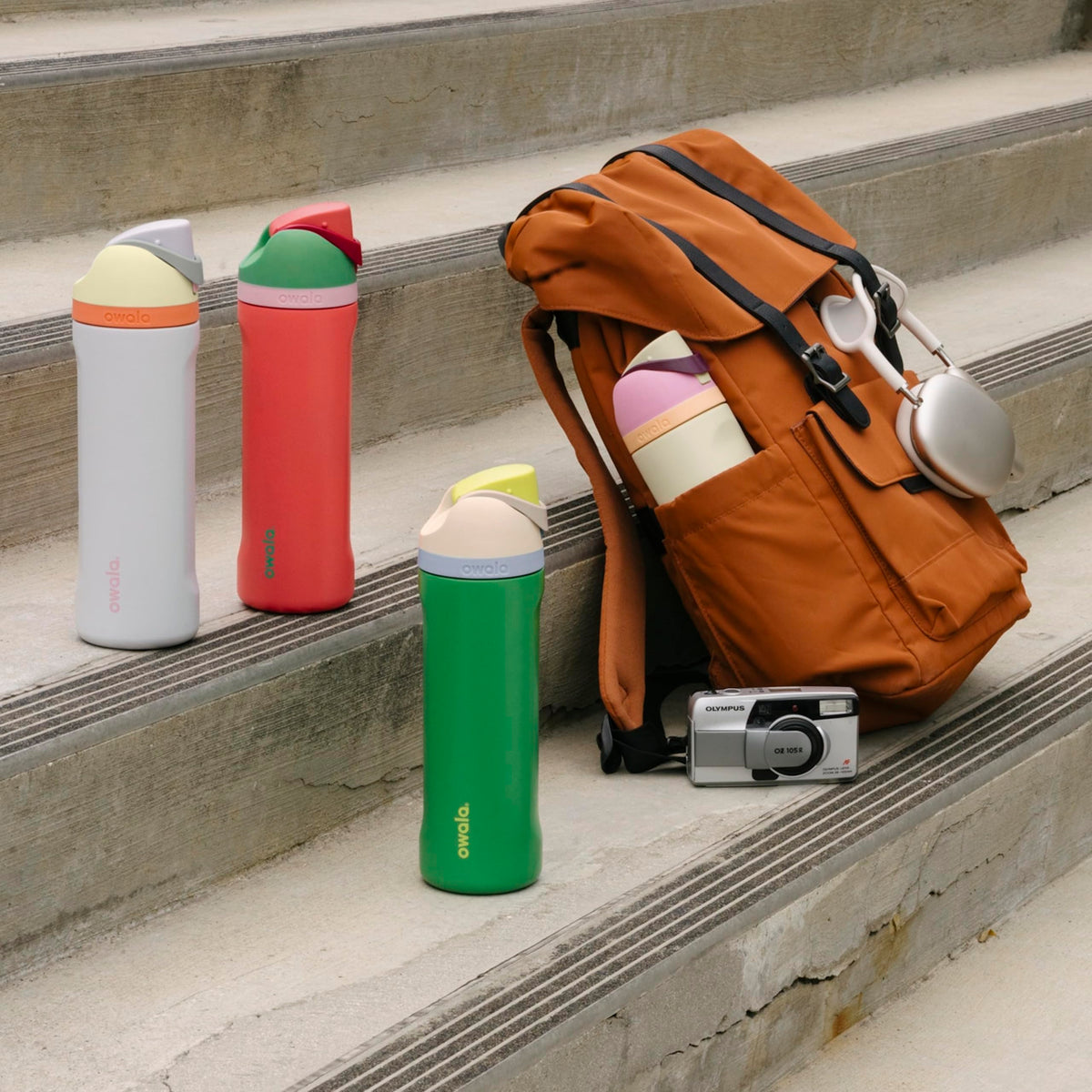 Owala FreeSip Insulated Stainless Steel Water Bottle with Straw for Sports and Travel, BPA-Free, 24-oz, Orange/Green (Camo Cool) 🍁 All In One Marketplace Canada
