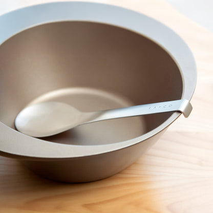 Eatoco Japan Suqu サービングスプーン – フック付きステンレスハンドル (230 mm)