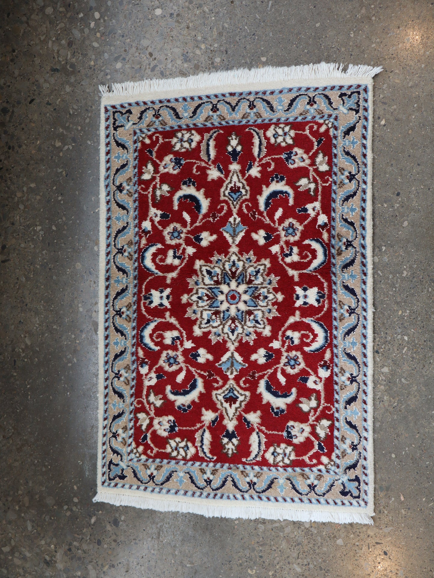 ペルシャ絨毯 ナイン | 56cm x 89cm