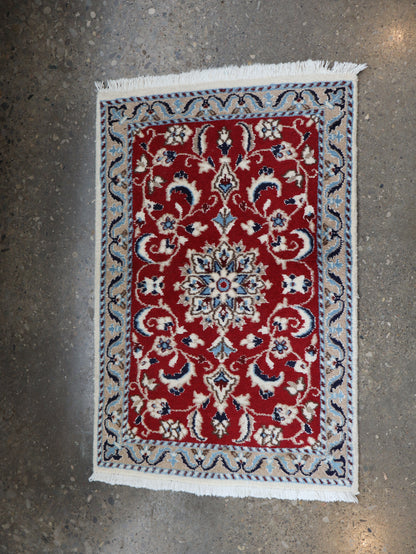 ペルシャ絨毯 ナイン | 56cm x 89cm