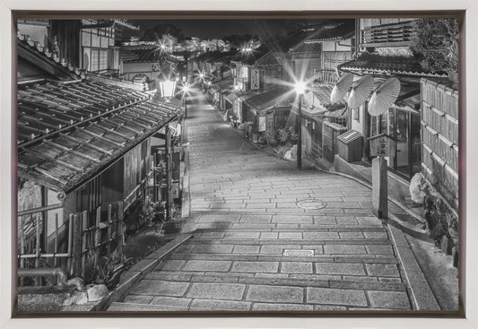 夕暮れの歴史的な京都・二寧坂のウォールアート - モノクロ