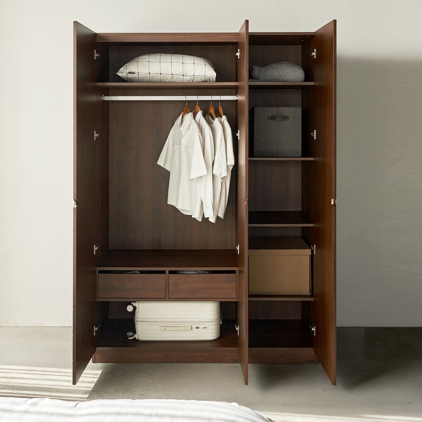 Hobro 301 Three-Door Wardrobe