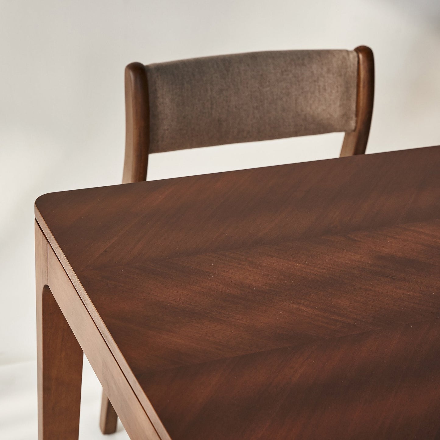 Hobro Dining Set: Acacia Wood Table & Chairs