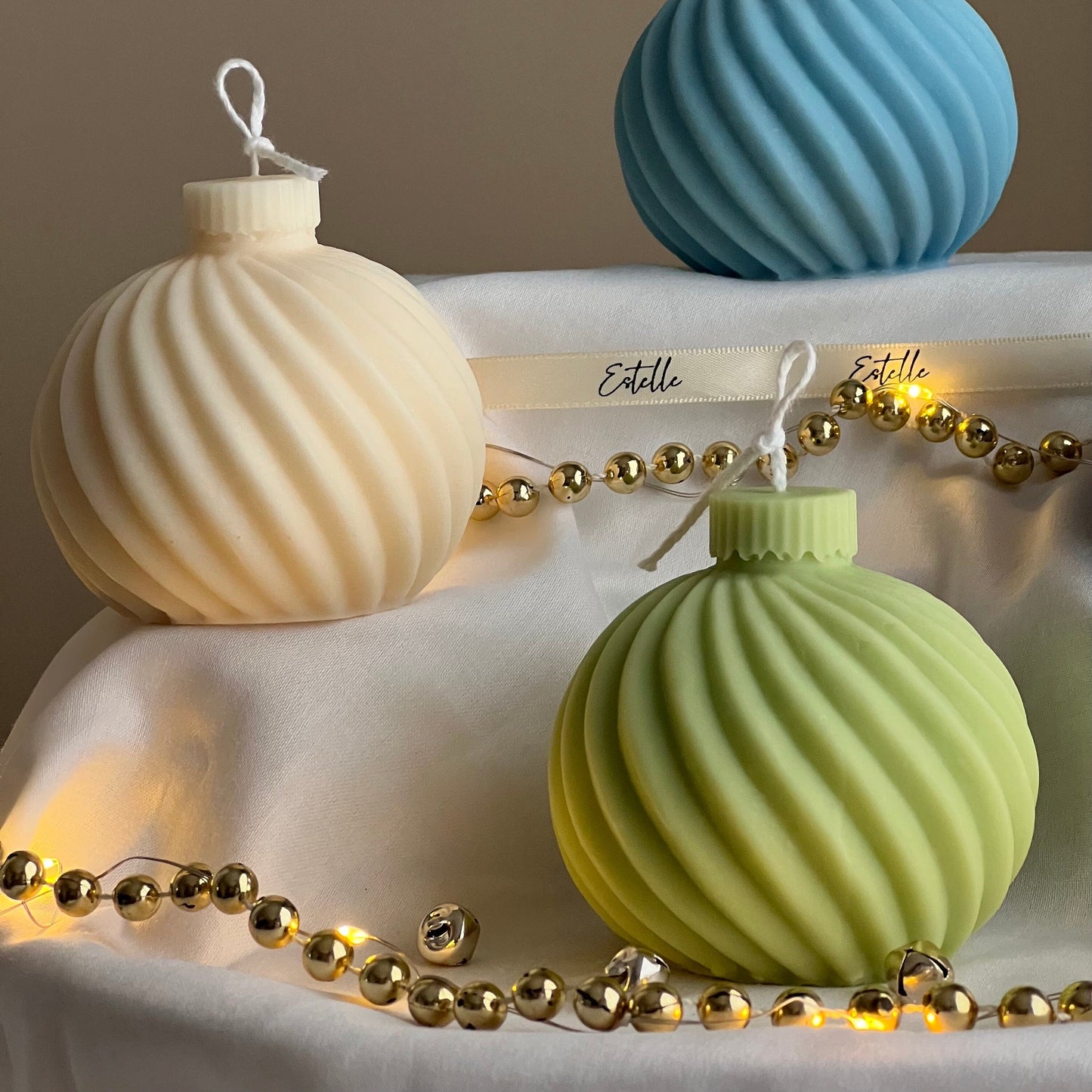 Swirl Weihnachtskugel Sojakerze: Handgemachte Weihnachtsdekoration