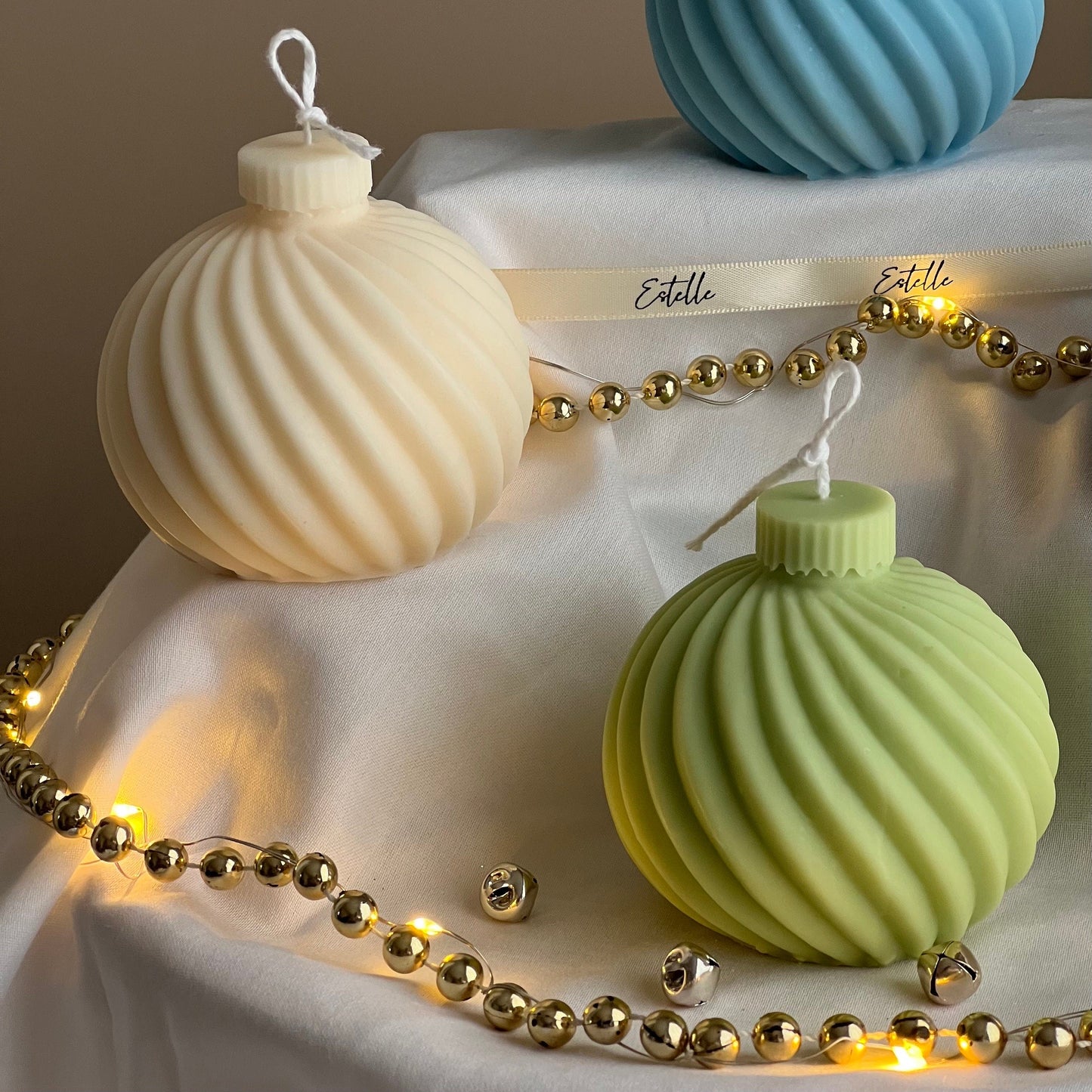 Swirl Weihnachtskugel Sojakerze: Handgemachte Weihnachtsdekoration