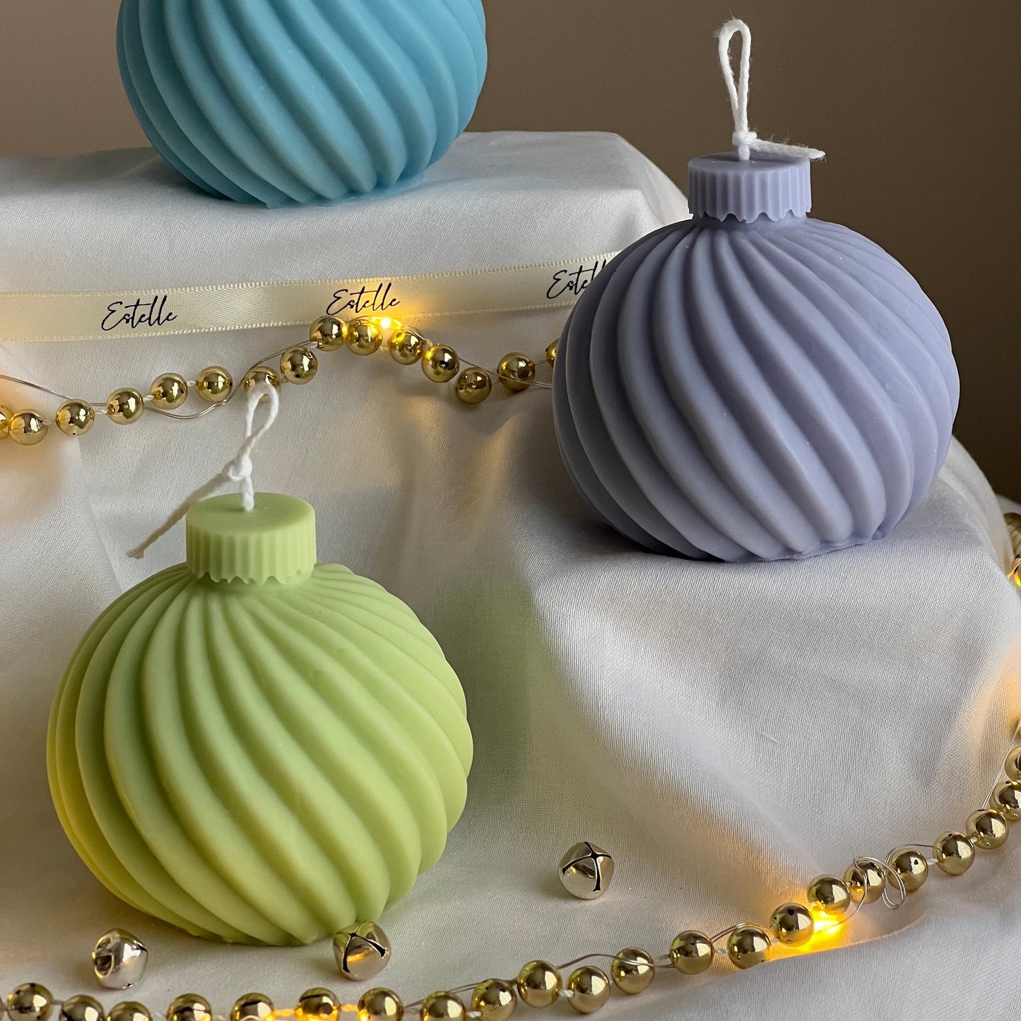 Swirl Weihnachtskugel Sojakerze: Handgemachte Weihnachtsdekoration