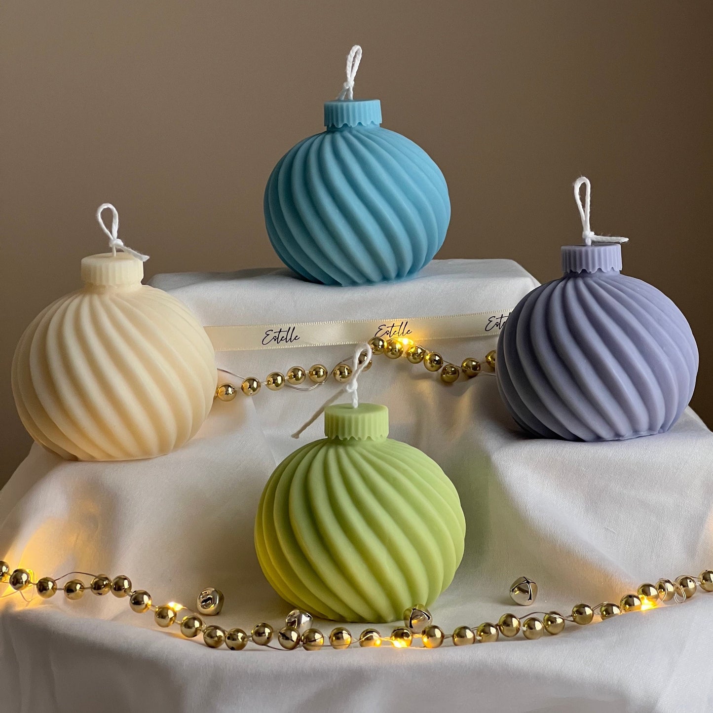 Swirl Weihnachtskugel Sojakerze: Handgemachte Weihnachtsdekoration