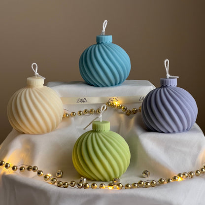 Swirl Weihnachtskugel Sojakerze: Handgemachte Weihnachtsdekoration