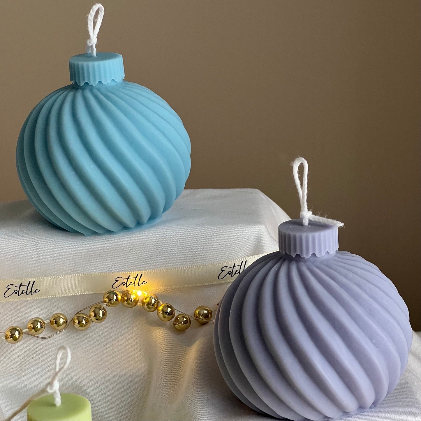 Swirl Weihnachtskugel Sojakerze: Handgemachte Weihnachtsdekoration
