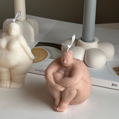 Handgemachte Sojakerze „Curvy Body“: Skulptur Frauentorso