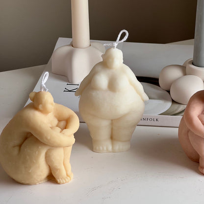 Handgemachte Sojakerze „Curvy Body“: Skulptur Frauentorso