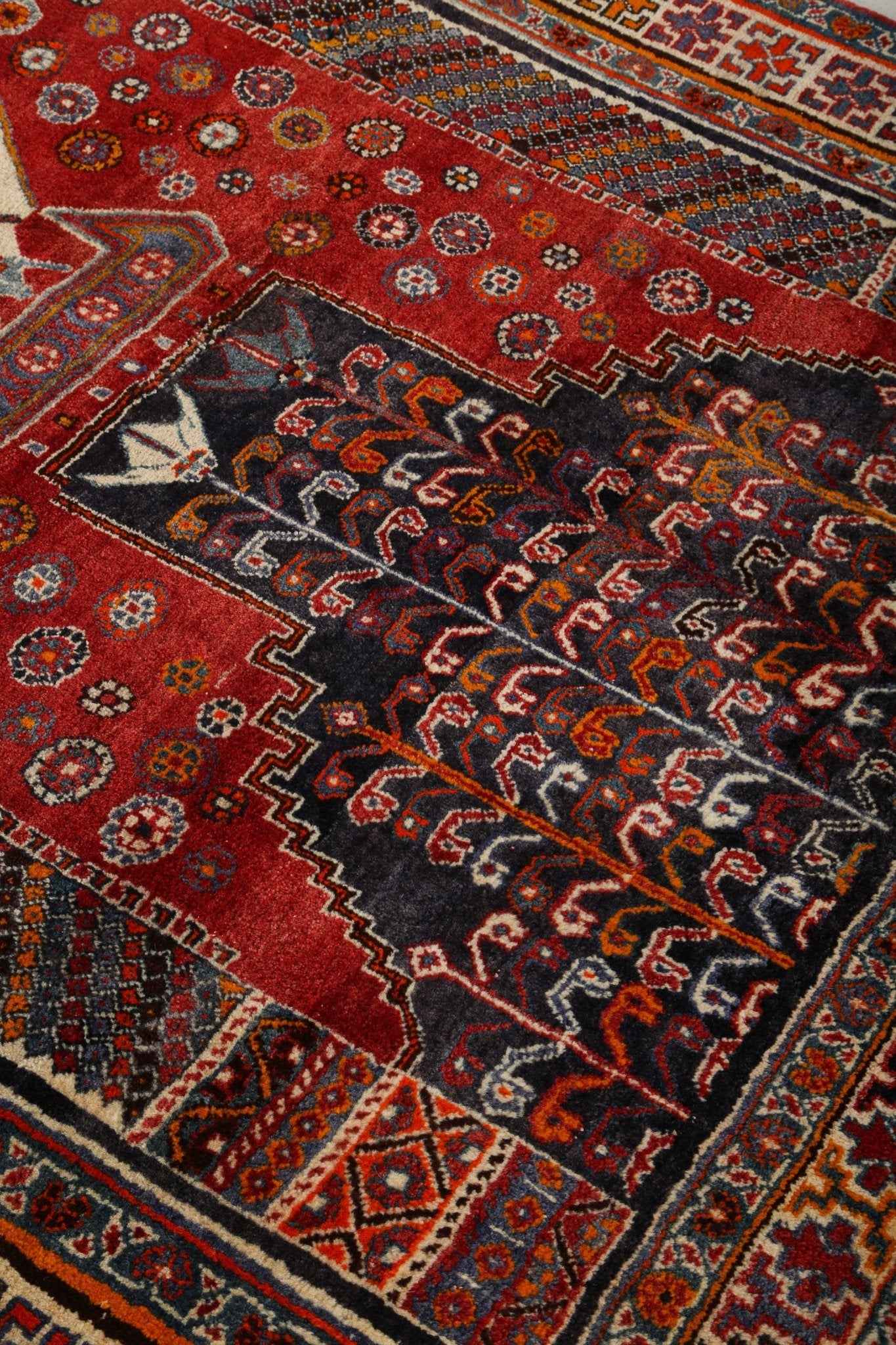 Persian Shiraz Rug | 5' 8" x 6' 10"