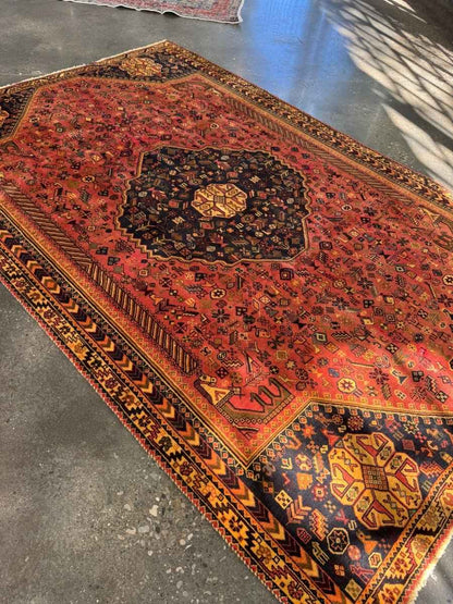 Persian Shiraz Rug | 6' 8" x 10' 1"